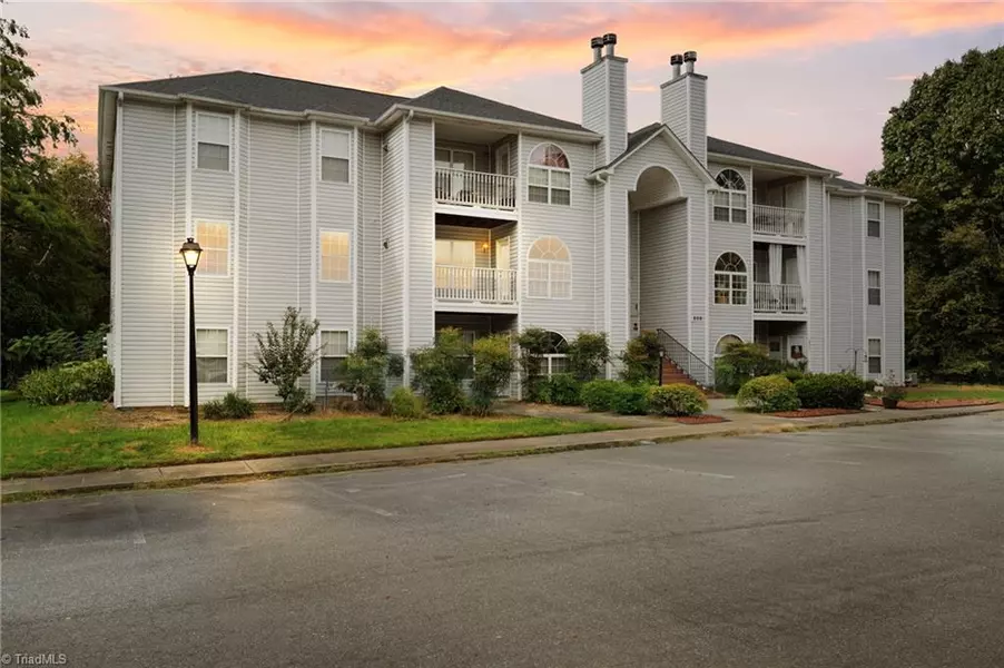 824 Rivertree LN, Winston-salem, NC 27103