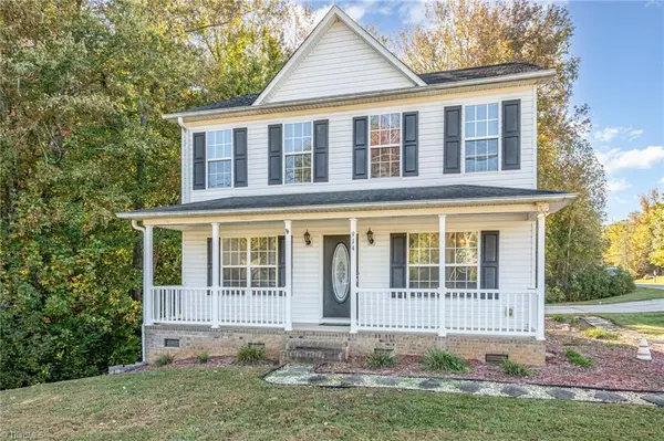 914 Charter Oaks DR, Randleman, NC 27317