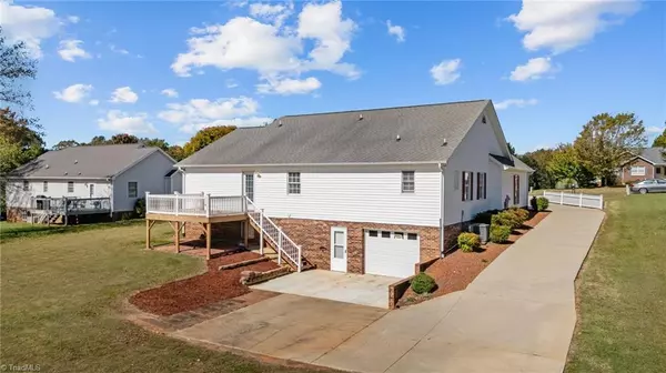 King, NC 27021,1067 Oxford LN