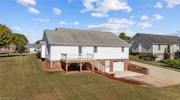 King, NC 27021,1067 Oxford LN