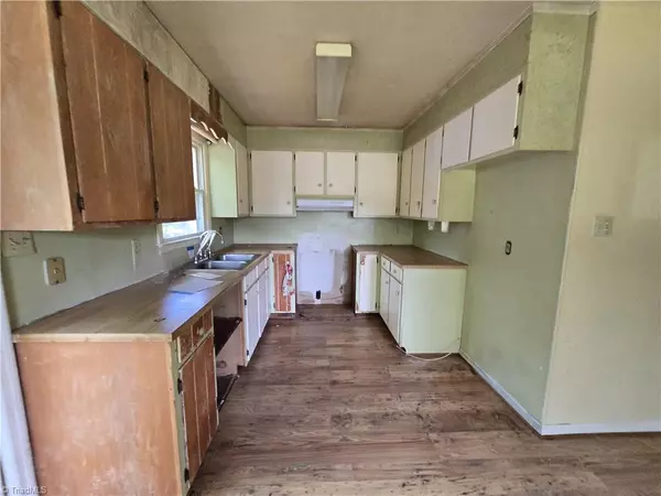 Eden, NC 27288,404 Miles ST