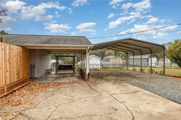 King, NC 27021,205 Greystone DR