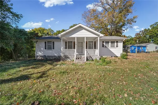 704 Coolidge ST, Yadkinville, NC 27055