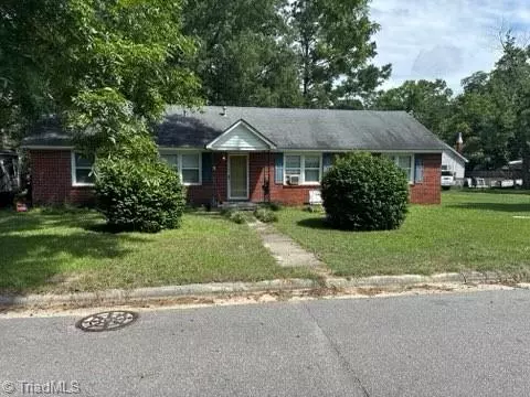 Maxton, NC 28364,318 Elm ST