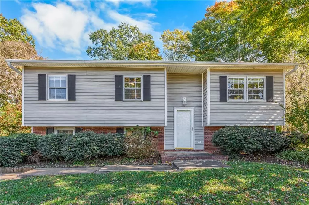 Tobaccoville, NC 27050,5302 Crown Point DR