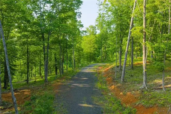 10 Autumn LN, West Jefferson, NC 28694