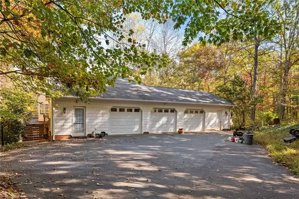 King, NC 27021,1040 Sycamore ST