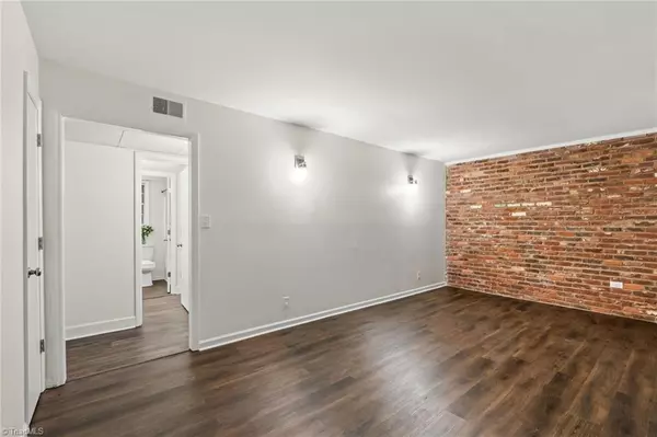 Kernersville, NC 27284,372 S Cherry ST #B