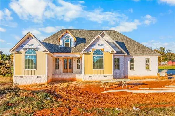 3765 Beroth CIR, Pfafftown, NC 27040