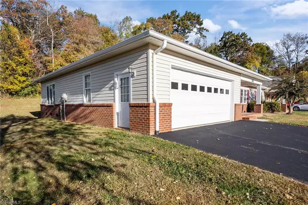 Pilot Mountain, NC 27041,261 S Boyles ST