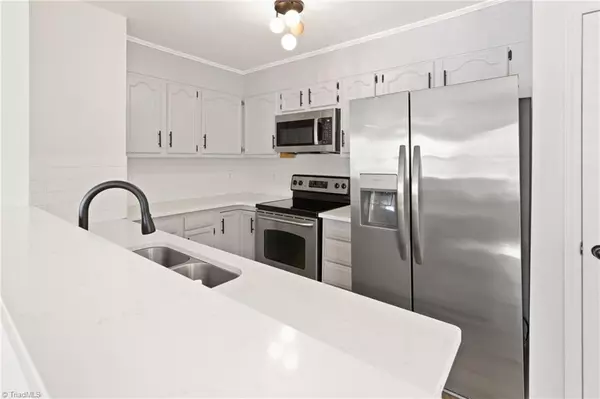 Winston-salem, NC 27103,221 Quietwood DR #221