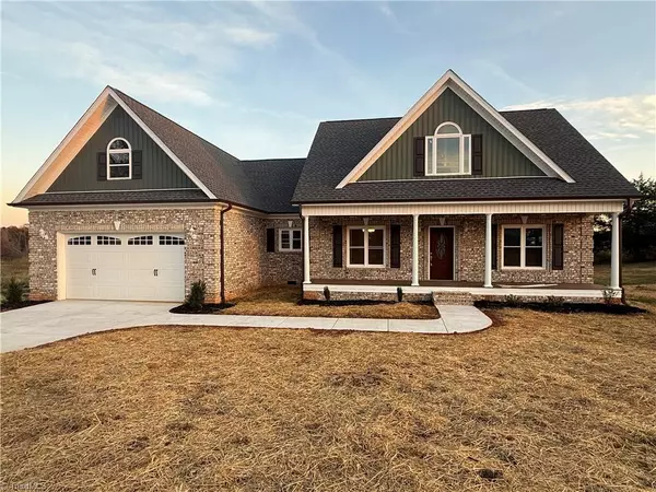 1622 Country Club RD, Yadkinville, NC 27055