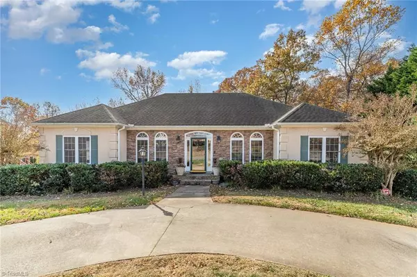 4476 Lochurst DR, Pfafftown, NC 27040