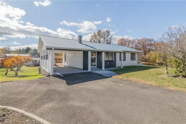 155 Calvary DR, Mount Airy, NC 27030