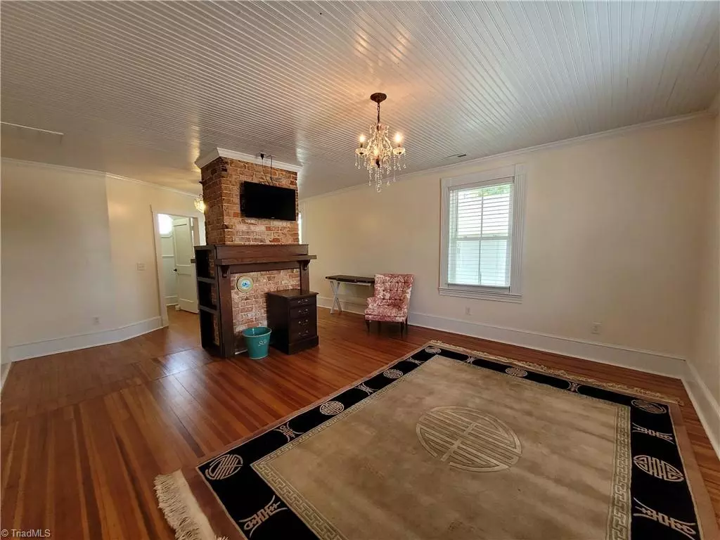 Pilot Mountain, NC 27041,207 W Main ST #D