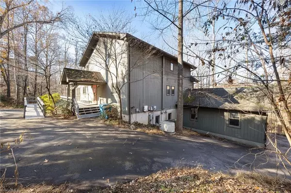 Jamestown, NC 27282,606 Thornwood RD