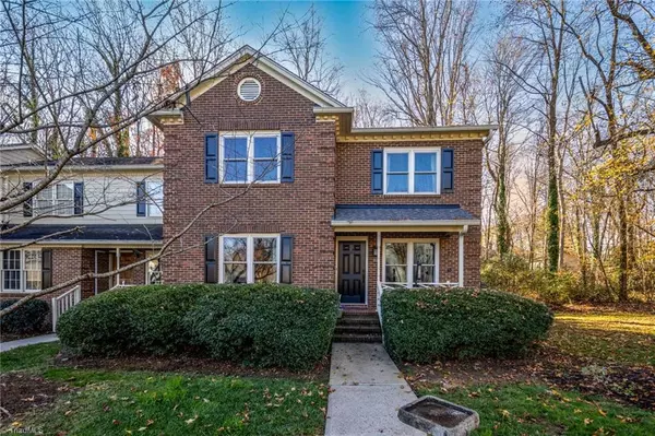 19 Park Village LN, Greensboro, NC 27455