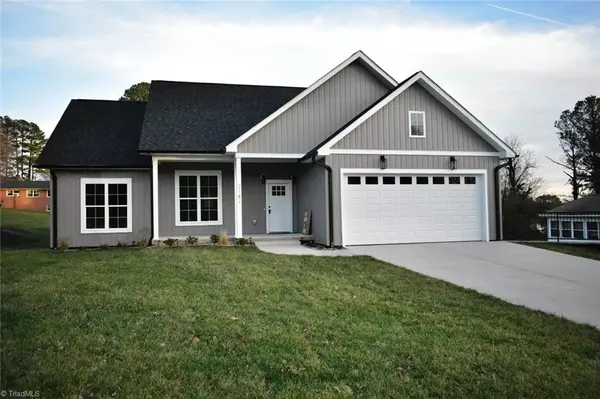 2142 Elizabeth DR, Mount Airy, NC 27030