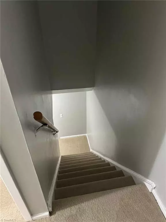 Winston-salem, NC 27105,4223 Oak Ridge DR