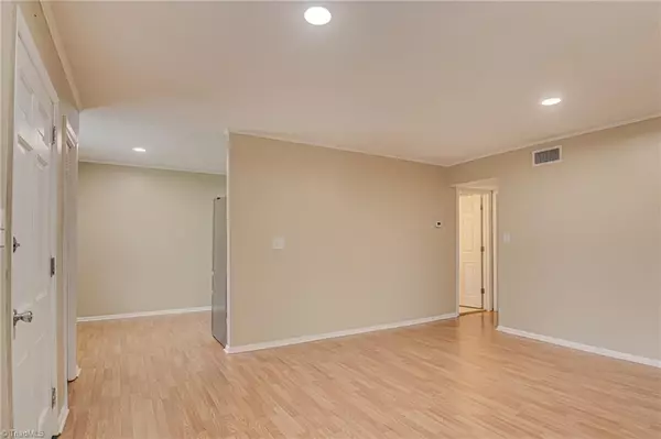 Winston-salem, NC 27104,3830 Country Club RD #H