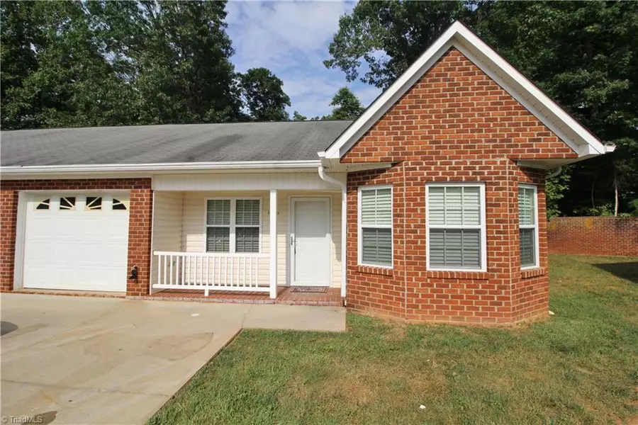 166 Bethania Oaks CIR, Pfafftown, NC 27040