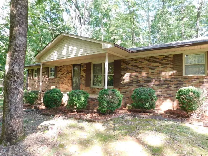 39 Hillside Park DR, Thomasville, NC 27360