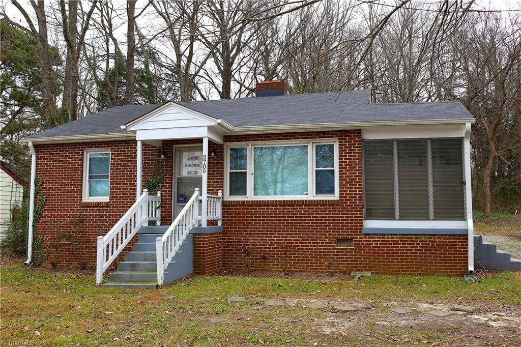 2705 Pinecroft RD, Greensboro, NC 27407
