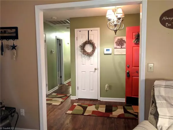 King, NC 27021,1564 Twin Oaks DR