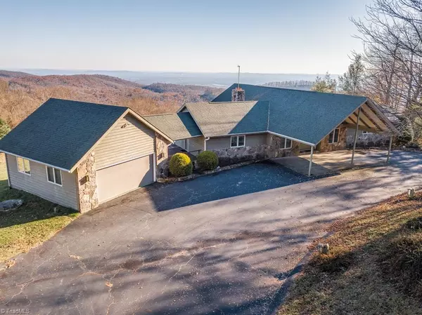 Roaring Gap, NC 28668,37 Graypointe LN