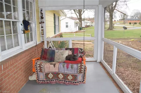 King, NC 27021,202 Lake ST