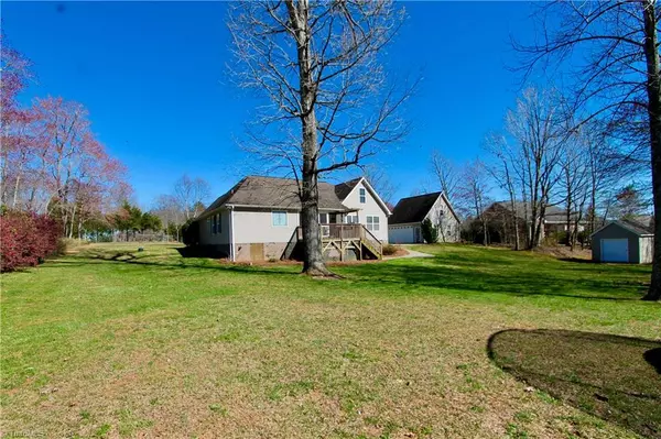 Stokesdale, NC 27357,8475 Hunting CT