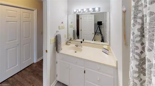 Mount Airy, NC 27030,2025 Main ST