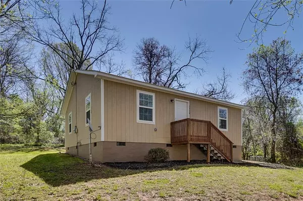 1368 Salisbury ST, Ramseur, NC 27316