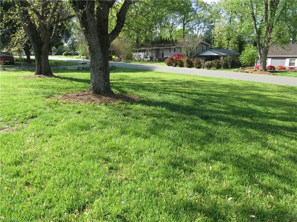 King, NC 27021,706 Kingsway DR