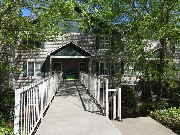 226 Lola LN #204, Pilot Mountain, NC 27041