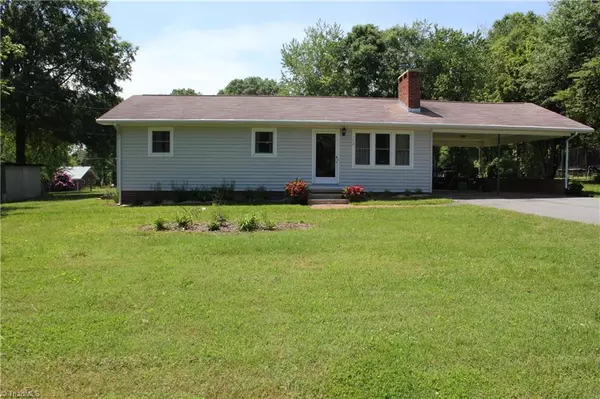 712 Coolidge ST, Yadkinville, NC 27055