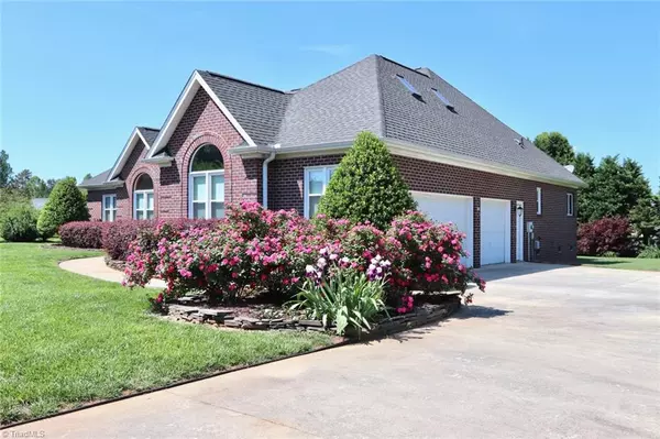 Mebane, NC 27302,4008 Point CT