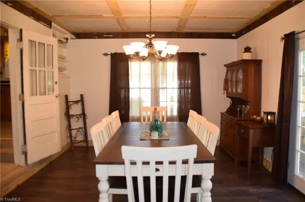 King, NC 27021,210 W King ST