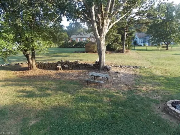 King, NC 27021,1813 Chestnut Grove RD