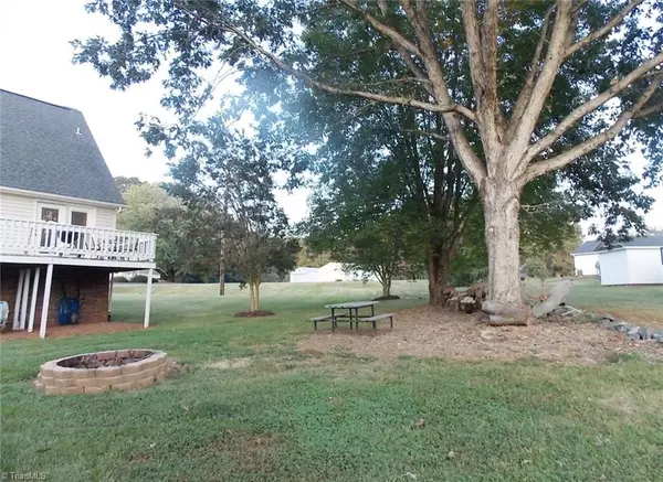 King, NC 27021,1813 Chestnut Grove RD