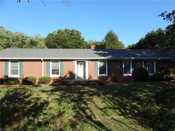 637 Coolidge ST, Yadkinville, NC 27055