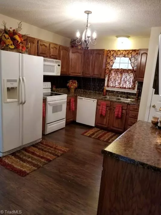 King, NC 27021,902 Kingsway DR