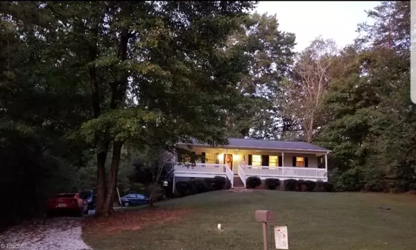 902 Kingsway DR, King, NC 27021