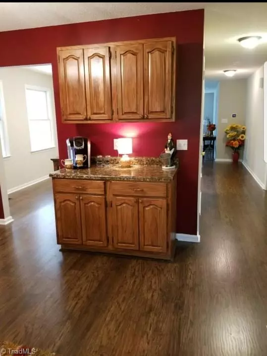 King, NC 27021,902 Kingsway DR