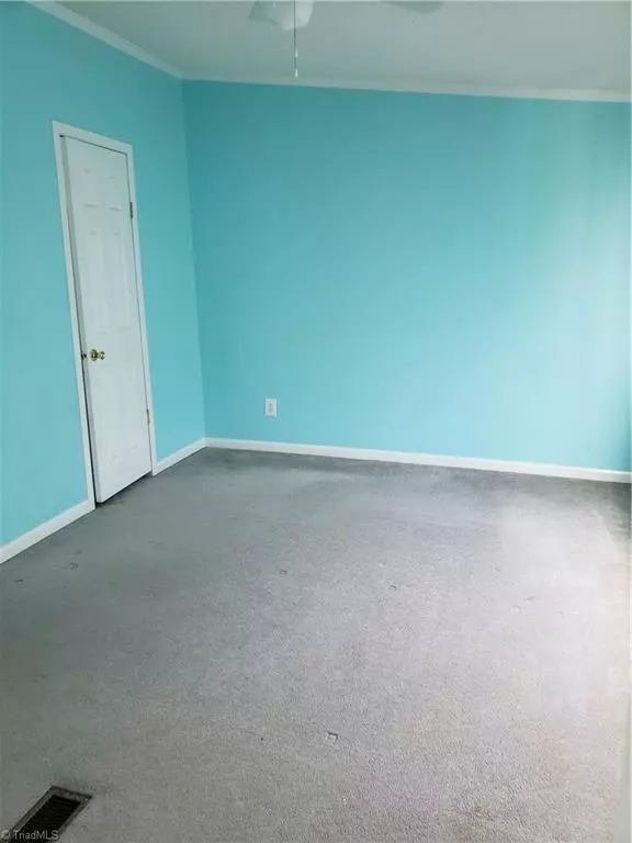 King, NC 27021,1040 Breezeway DR