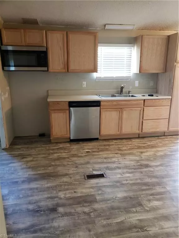 King, NC 27021,1040 Breezeway DR