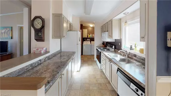 King, NC 27021,1040 Country Acres