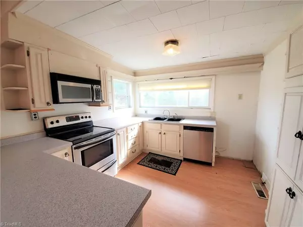 King, NC 27021,102 W School ST