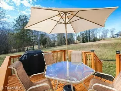 King, NC 27021,112 Oakmont LN