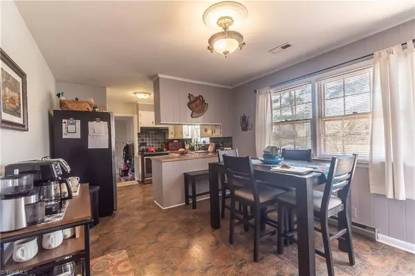 King, NC 27021,110 Pine ST